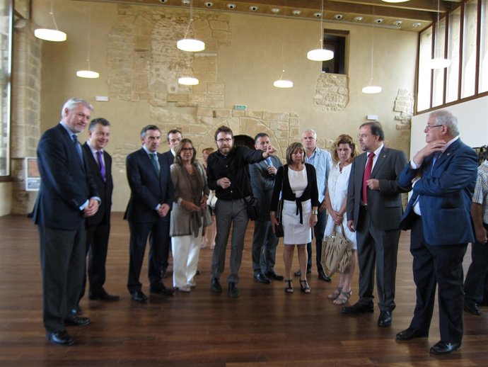 Beamonte y los portavoces de la DPZ en su visita al Castillo del Compromiso