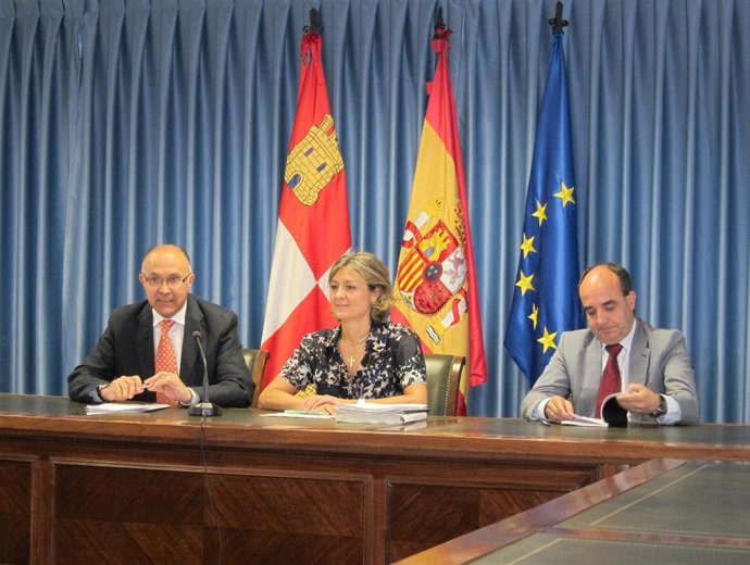 Ruiz Medrano (I), Isabel García Tejerina (centro) y Juan Medina (D)