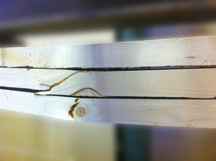 Desarrollan un bio-adhesivo que aumenta un 30% la resistencia de vigas de madera