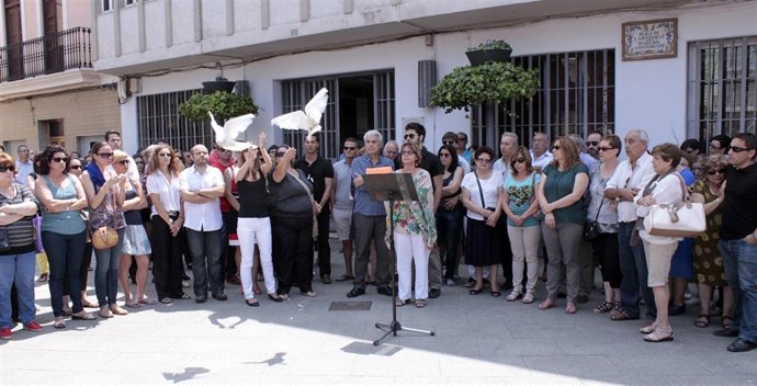 Picassent se concentra por la muerte de una vecina