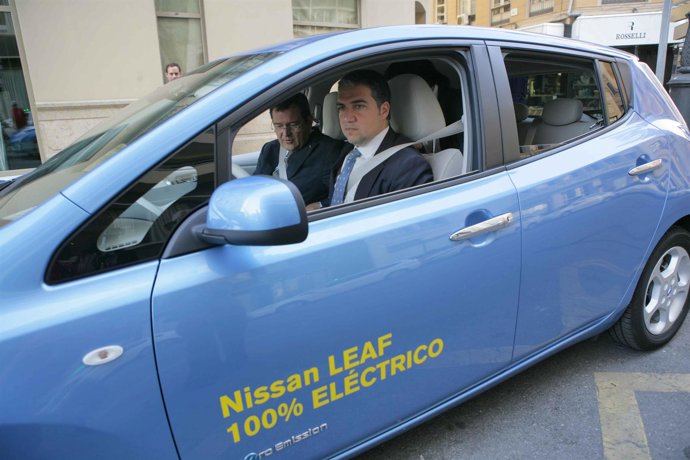 Bendodo en un coche eléctrico sostenibilidad medio ambiente emisiones nissan