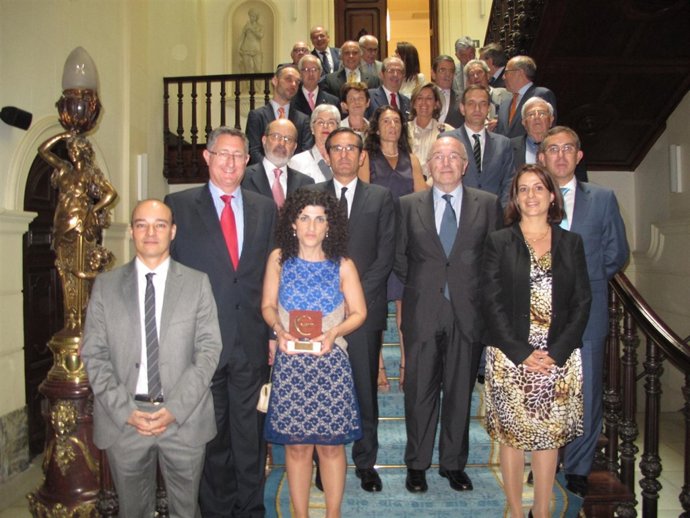 Alcalde de Teruel junto a los premiados por la Comisión Nacional de Competencia