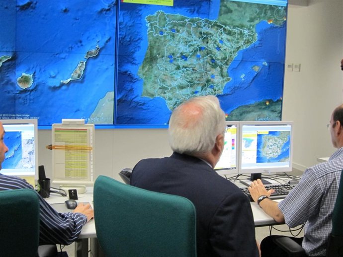 Arias Cañete en la sala de control de Incendios del MAGRAMA