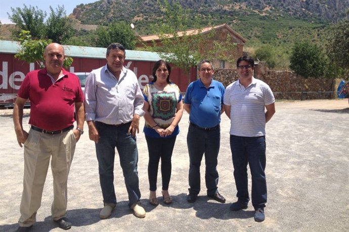 Los dirigentes de IU en su visita a Espiel