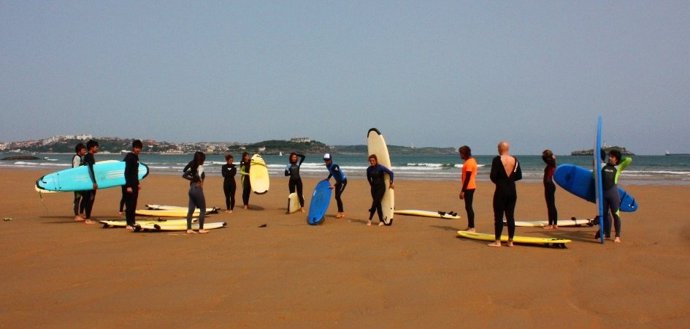 Clase de surf en la playa