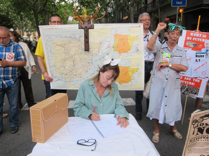 100 Personas Marchan Por Barcelona Para Exigir La Retirada De La Lomce