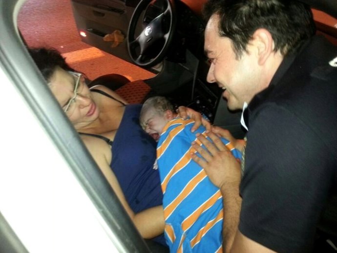 Un agente ayuda a una mujer a dar a luz en el Aeropuerto de San Pablo