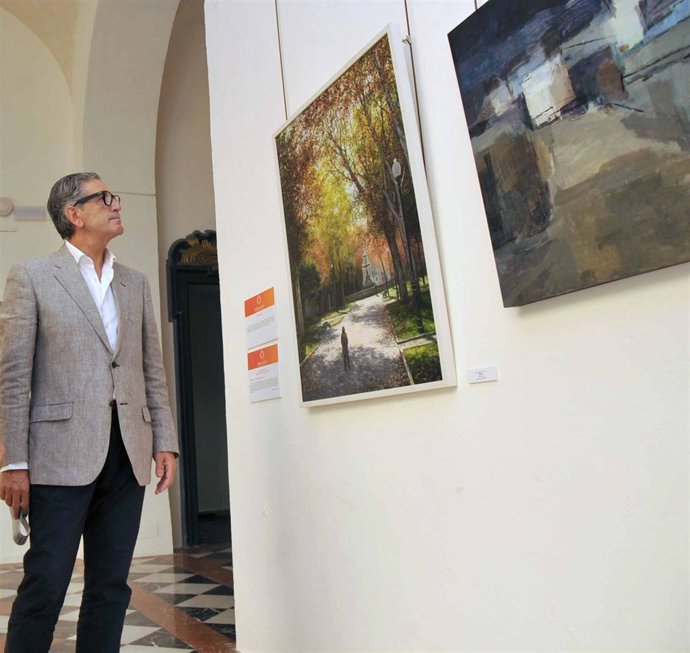 Pineda observa uno de los cuadros