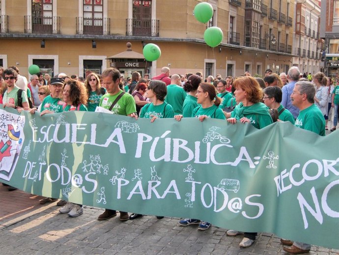 Manifestación a favor de la escuela pública