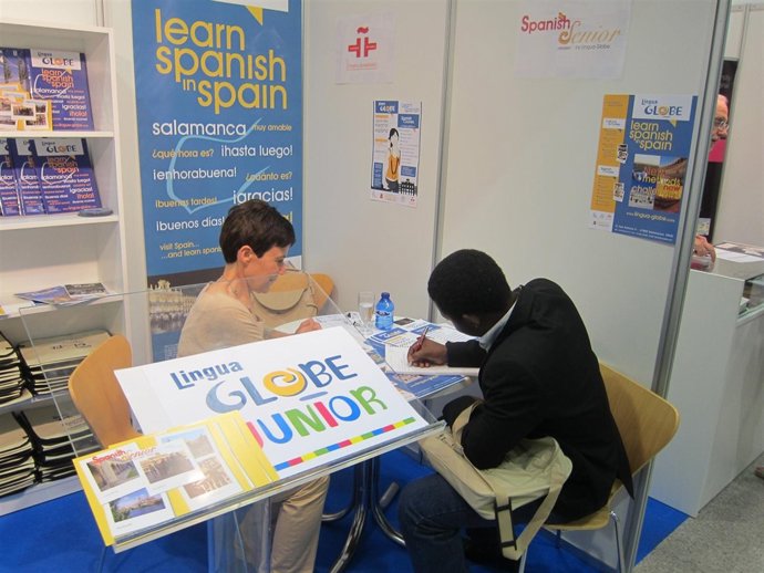 Un joven visita uno de los expositores del Congreso Internacional del Español