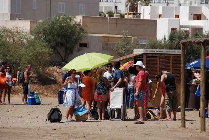 Espera de autobús para ir al Parque Natural de Cabo de Gata-Níjar