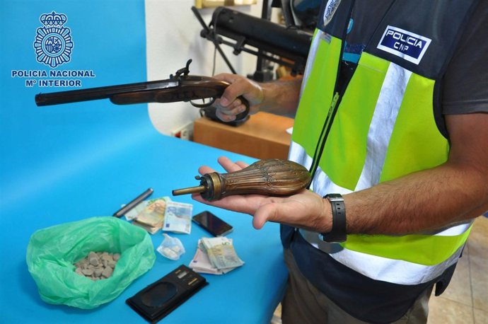 Droga y arma intervenidas en la detención