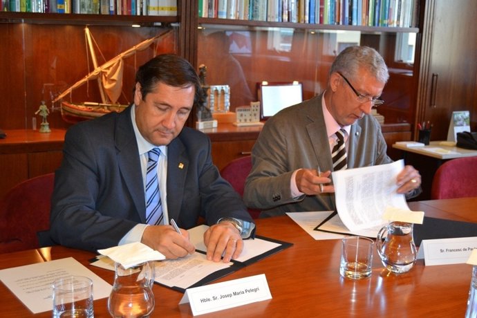 El conseller J.M.Pelegrí y el secr. De la Fund.Española de la Madera F.P.Pons