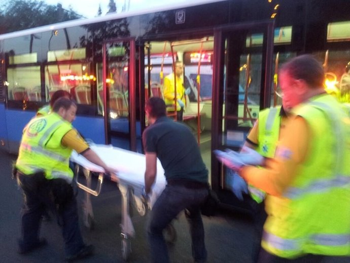 Conductor EMT atiende a un herido de bala