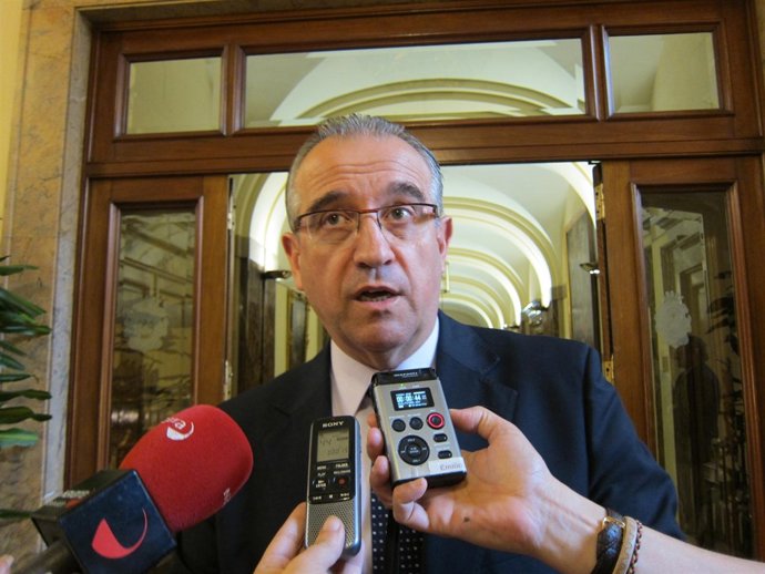 Enrique Maya atendiendo a los periodistas