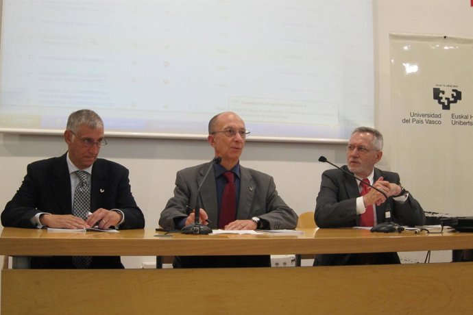 Mata, Garitaonandia y Llera en la presentación del Euskobarómetro