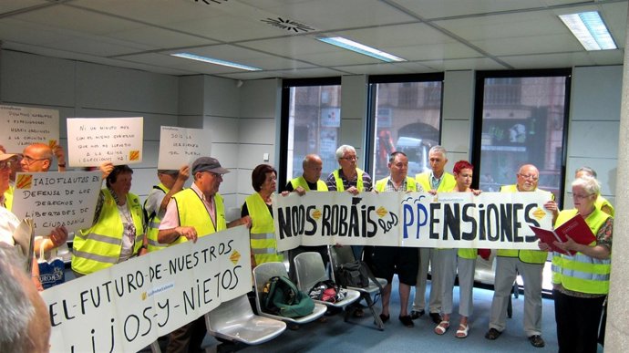 Iaioflautas en el INSS durante la lectura del manifiesto