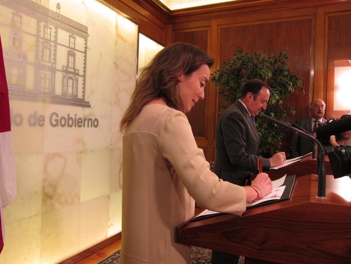 Cuca Gamarra y Pedro Sanz, firman Convenio de Capitalidad