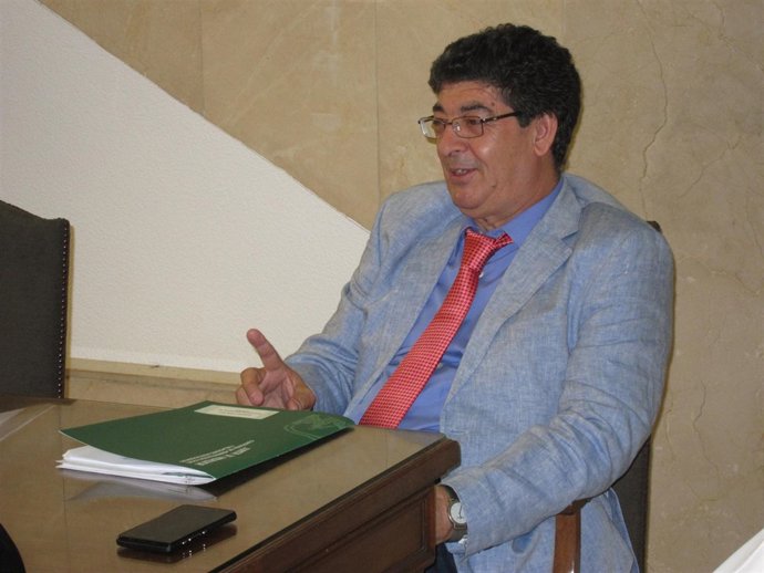 Valderas, antes de comparecer ante los medios en Almería