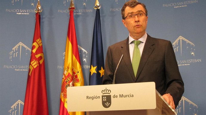 El consejero Ballesta contesta a las preguntas de los medios