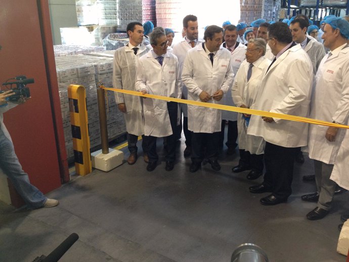 El conseller Pelegrí inaugura la nueva planta de envasado de Nomen