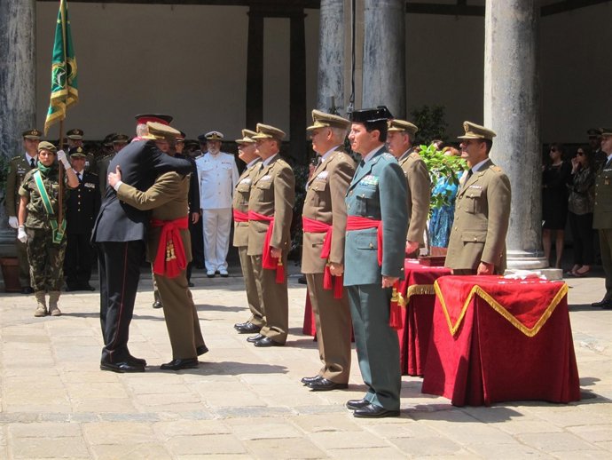 Entrega de la condecoración del Ejército al exjefe de Mossos Josep Milán