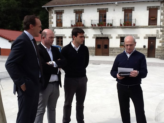 El consejero Esparza inaugura obras en Olague.