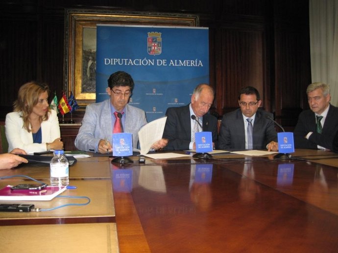 Momento de la firma del convenio entre Amat y Valderas