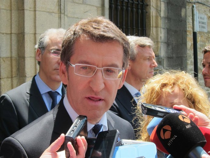 Alberto Núñez Feijóo haciendo declaraciones a los medios