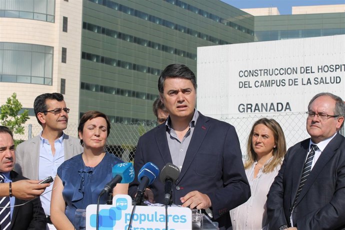 Carlos Rojas, frente al Hospital Clínico en el PTS