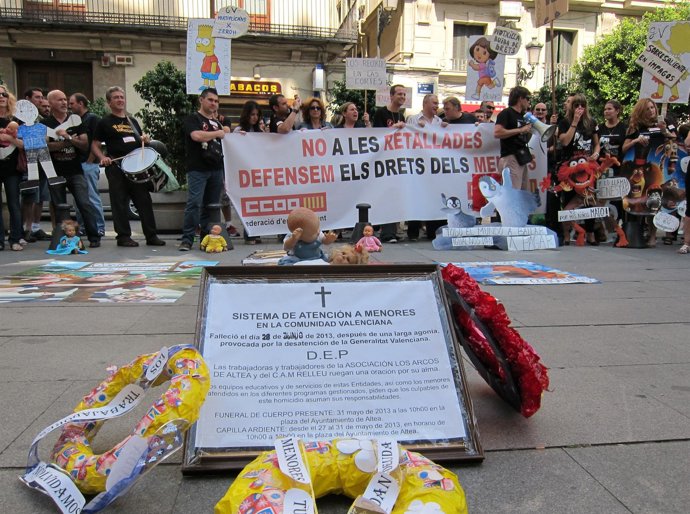 Entidades de atención a menores se manifiestan ante el Palau de la Generalitat