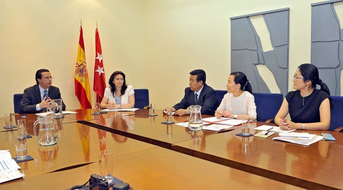 Lasquetty con los representantes de la delegación china