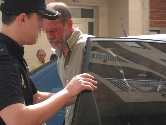 Uno de los detenidos a su llegada a los juzgados