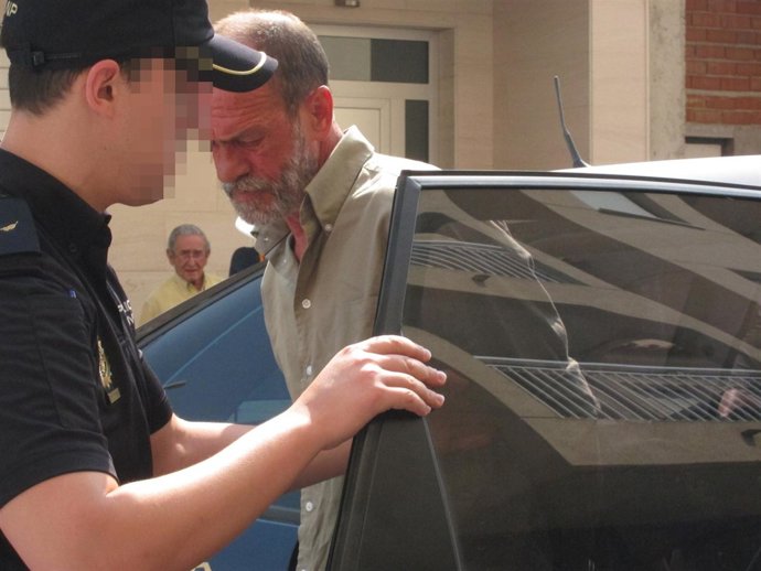 Uno de los detenidos a su llegada a los juzgados