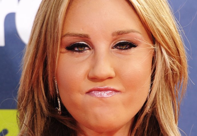 Amanda Bynes no sabe morderse la lengua...