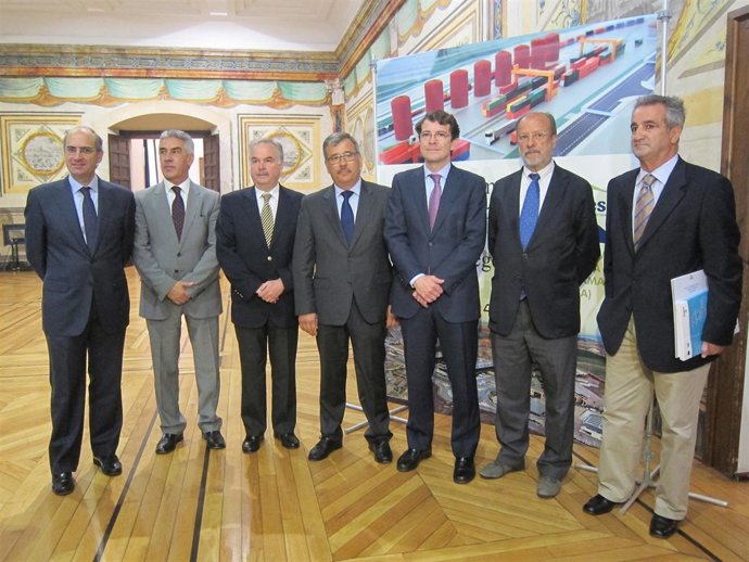 Autoridades presentes en la firma del acuerdo de la Red Cencyl en Salamanca