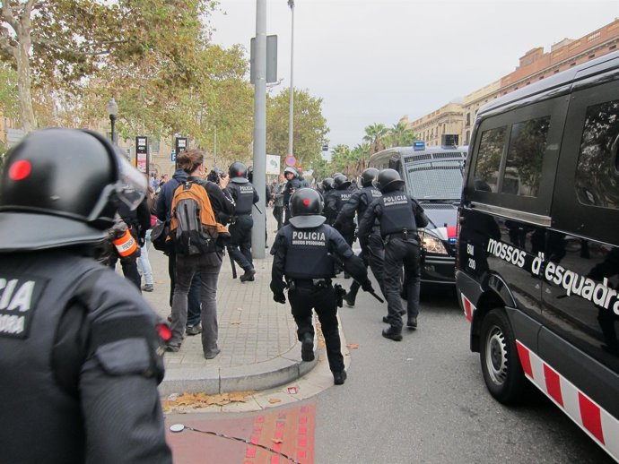 Actuación de Mossos por la huelga en Barcelona