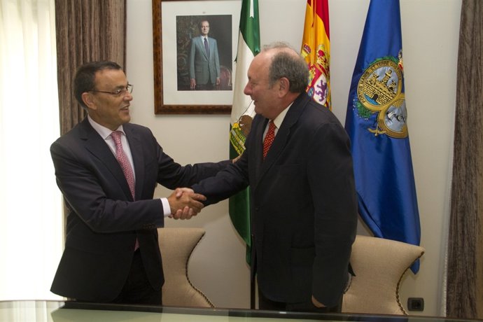 El presidente de la Diputación de Huelva y el director de Cepsa Refinería. 