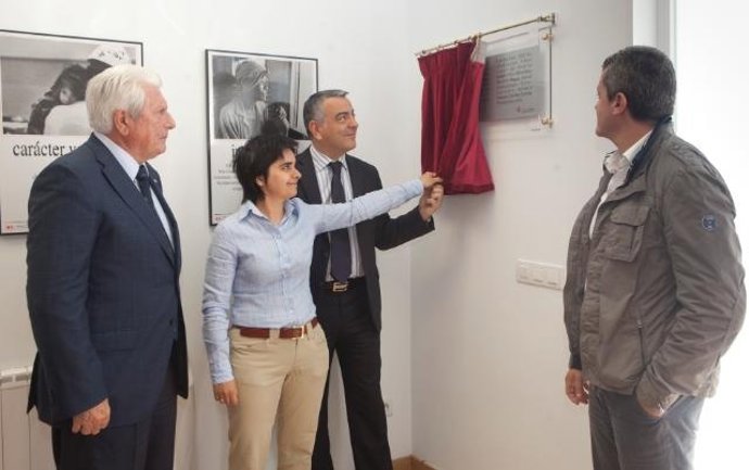 El diputado general de alava javier de andres en la nueva sede de cruz roja