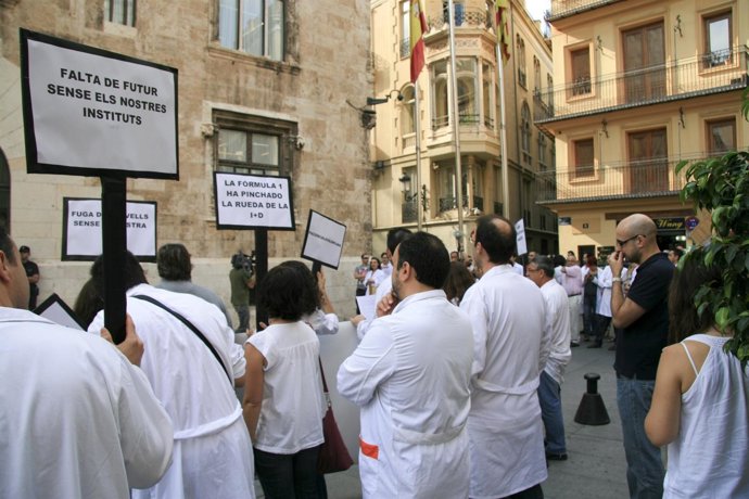 Concentración de trabajadores de Institutos tecnológicos ante la Generalitat
