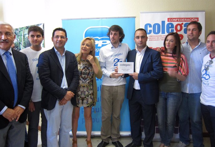 Concejales del PP de Málaga con miembros de Colegas