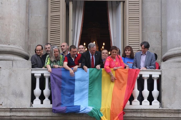 Colocación del pendón en Barcelona con motivo del Día del Orgullo Gay