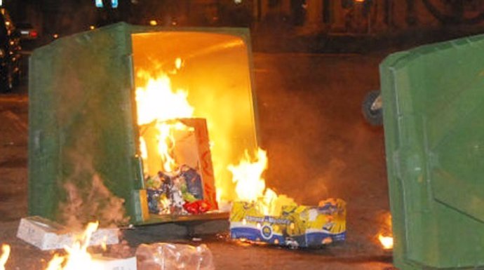 Contenedor ardiendo en Mairena del Aljarafe.