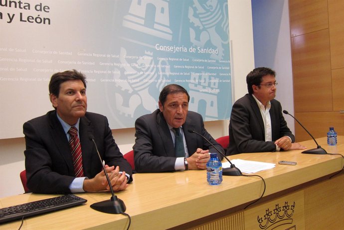 Carriedo, Sáez Aguado y López tras la reunión sobre urgencias nocturnas