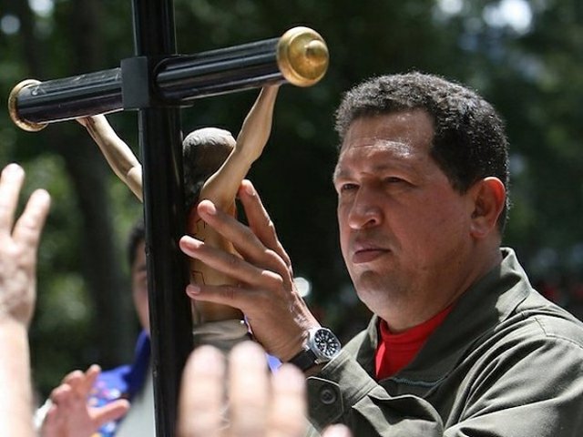 Chávez ante un crucifijo