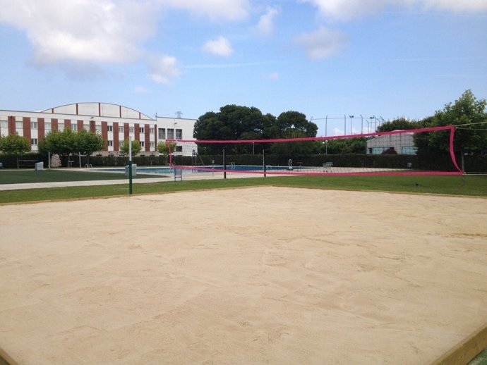 Piscina al aire libre y el campo de voley playa