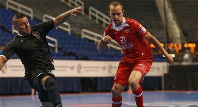 Gréllo pasa el balón ante el jugador del World United 