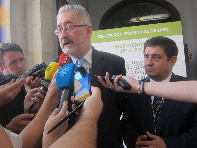 Antonio Ávila atiende a los periodistas.