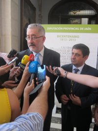 Ávila asegura que Griñán "va a seguir ejerciendo sin ninguna duda" como presidente e insta a no preocuparse "de 2016"