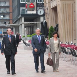 Garzón llegando a recoger el premio '13 Rosas' en Oviedo